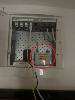 Skrzynka telekomunikacyjna z okablowaniem światłowodowym, LAN i SAT.