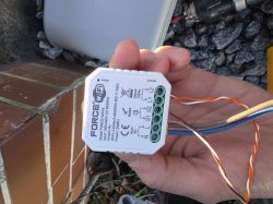 Uszkodzony moduł WiFi FORCE w dłoni z widocznym okablowaniem i złączami