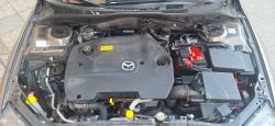 Silnik samochodu Mazda 6 2005 2.0 diesel z otwartą maską.