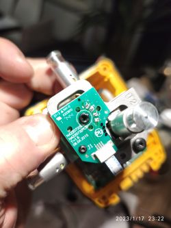 Laser DeWalt dce0811d1r - jak wlutować urwane przewody na ramieniu po upadku