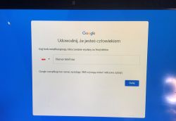 Na ekranie widoczny jest komunikat Google z prośbą o weryfikację tożsamości za pomocą kodu SMS.