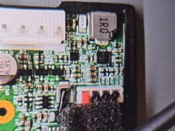 Zbliżenie na płytkę drukowaną z przylutowanymi elementami elektronicznymi