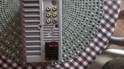 Tylny panel radia samochodowego z gniazdami RCA i złączem ISO