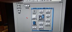 Screenshot des Workbench-Systems auf einem Amiga-Computer mit geöffneter SYSTEM-Partition.