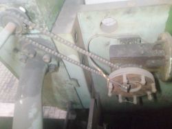 Zdjęcie mechanizmu maszyny z łańcuchem i kołem zębatym.