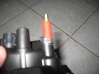 Dodatkowe gniazdo lub wtyk WN na kopułce aparatu zapłonowego.