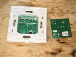 Dwa układy PCB z modelu włącznika światła LXM172 leżące na drewnianej powierzchni.