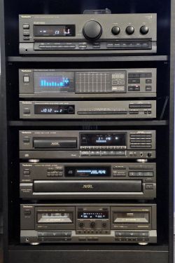 Stos urządzeń audio Technics ustawiony jeden na drugim.