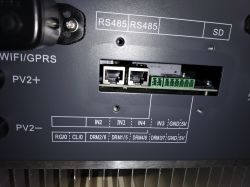 Gniazda komunikacyjne RS485 na falowniku Sofar KTL-X.