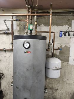 Podgrzewacz wody z manometrem w instalacji CO