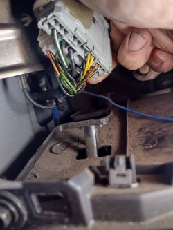 Przewody i złącze 20-pinowe pod kierownicą samochodu