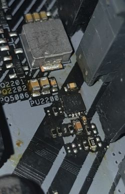 Zdjęcie wnętrza płyty głównej Asus TUF Gaming B550 Plus z zaznaczonym układem oznaczonym jako 2C8F.