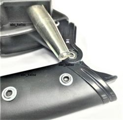 Zbliżenie na metalową końcówkę i czarne plastikowe mocowanie z nitami