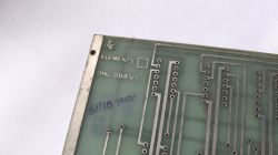 Zbliżenie narożnika zielonej płytki PCB z napisem „ELEMENTS” i oznaczeniem „DHU 0881/1”.