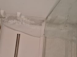 Wnętrze lodówki, prawy górny róg z osadem lodu i wilgoci przy plastikowej osłonie