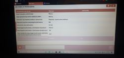 Zrzut ekranu z informacji o funkcjach wspomagania parkowania samochodu.