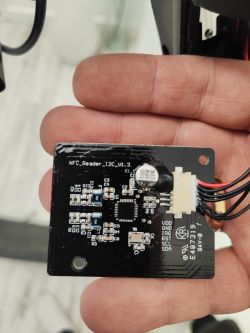 Obwód NFC_reader_12C_v1.3 trzymany w dłoni