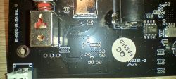 Zbliżenie na płytkę PCB stacji dokującej Blueendless BS-HD01S z widocznymi portami USB-C i zasilania oraz układem pamięci flash.