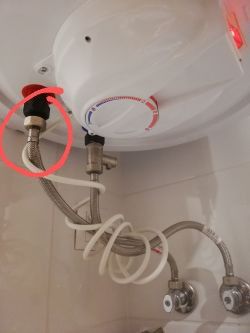 Spadek ciśnienia ciepłej wody: Elektryczny podgrzewacz Elprom 50l, 1500W - przyczyny i rozwiązania