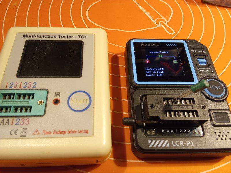 Tester TC-1 i LCR-P1 obok siebie, LCR-P1 testuje kondensator