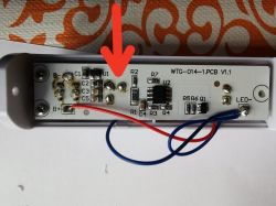 Zbliżenie na płytkę PCB z oznaczeniem WTG-014-1.PCB V1.1 i strzałką wskazującą komponenty.