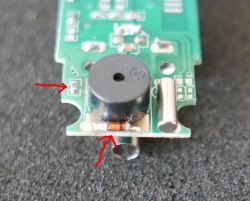 Zbliżenie na płytkę drukowaną z komponentami elektronicznymi.