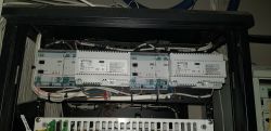 Szafa rack z zamontowanymi modułami wideodomofonu Bticino i okablowaniem, widoczna instalacja przewodowa.
