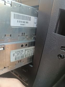 Zbliżenie na etykietę boczną radia Skoda z widocznym numerem seryjnym i modelem.