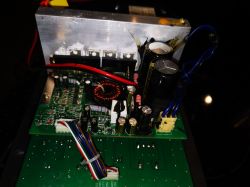 Zdjęcie wnętrza subwoofera Monacor Sound - 100sub pokazujące płytkę z elektroniką z widocznym czarnym nalotem.