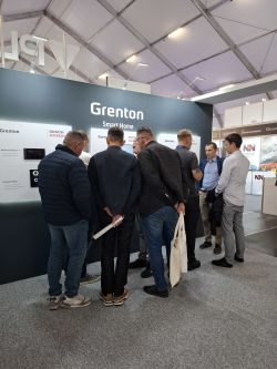 Grupa mężczyzn oglądająca ekspozycję Grenton Smart Home na targach ENERGETAB