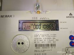Electricity meter with a display showing 1086.5 kWh consumption.