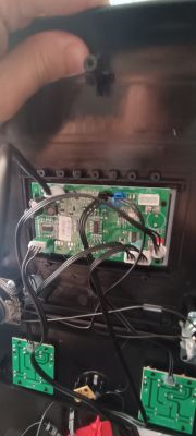 Wnętrze urządzenia elektronicznego z widocznymi płytkami drukowanymi i przewodami.