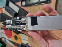 Moduł zgrzewarki punktowej w ręce, widoczna elektronika i grube połączenia lutowane