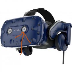 Widok przedniego panelu gogli HTC Vive Pro z zaznaczonym szkiełkiem chroniącym kamerę.
