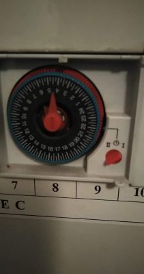Jak ustawić ogrzewanie elektryczne na wyłączanie między 9 a 18? [Nastawa czasowa]