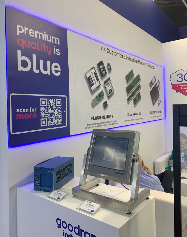 Stoisko firmy Goodram Industrial na targach Embedded World 2024, z wyeksponowanymi produktami pamięci przemysłowej.