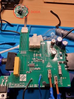 Płytka PCB z podłączonym modułem diody oznaczonej jako „DIODA” w czerwonym okręgu