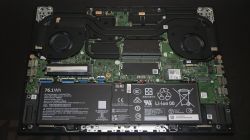 Wnętrze laptopa z wentylatorami chłodzenia i akumulatorem 76,1 Wh