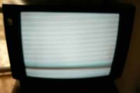 TV Bluesky 7212ntx b - biały obraz z białymi liniami.