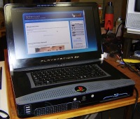 Laptop PS3. Wbudowany 17 calowy ekran. Klawiatura, wzmacniacz stereo.