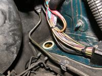 Co decyduje o wzbudzeniu alternatora ?