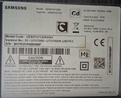 Etykieta na telewizorze Samsung z danymi modelu UE50TU7122K i kodem modelu UE50TU7122KXXH