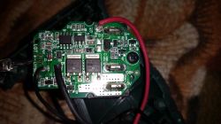 Zbliżenie płytki PCB z elementami SMD i przewodami czerwonym i czarnym, widoczne oznaczenia B+ i 0V.