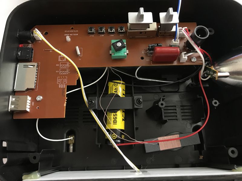 Wnętrze radia Yuegan RX-455BTS z widoczną elektroniką i ogniwem 18650