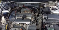 Zdjęcie silnika samochodowego Volvo V40, model 2000, 1.8L benzyna, z zaznaczonymi elementami.