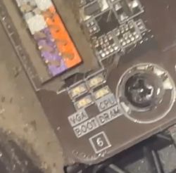 Zbliżenie na złącze płyty głównej z oznaczeniami VGA, CPU, BOOT i DRAM oraz widoczną brudną powierzchnią.