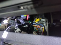 Dlaczego w radiu LEHX 2-DIN słabo słychać głos przez mikrofon?