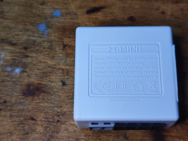 Sonoff ZBMini - Zigbee Relay Photo of the Sonoff ZBMini device with visible technical markings on the casing.