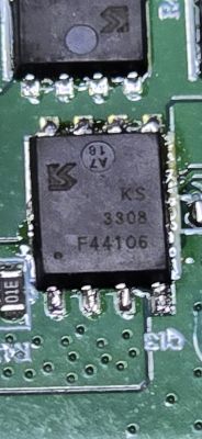 Zbliżenie na element elektroniczny z oznaczeniem KS 3308 F44106 na płytce drukowanej.