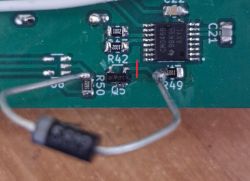Zbliżenie na płytkę PCB z komponentami elektronicznymi i przewodami.